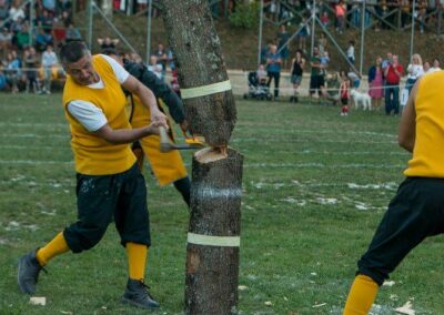 Taglio del tronco - Palio del Serafino a Sarnano