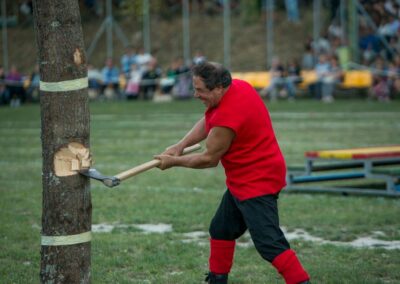 Taglio del tronco - Palio del Serafino a Sarnano