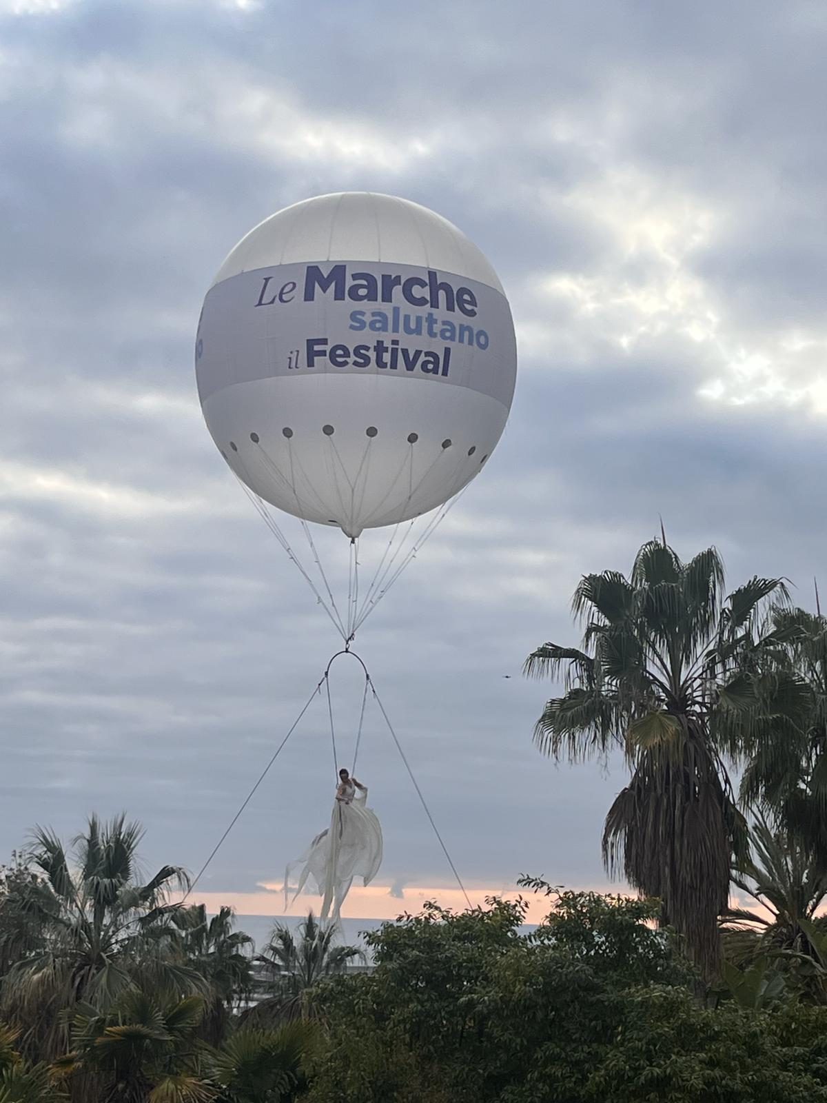 Il pallone aerostatico che segnala il Villaggio delle Marche al Festival di Sanremo